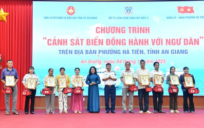 Trao tặng cờ Tổ quốc và ảnh Bác tại chương trình “Cảnh sát biển đồng hành với ngư dân”