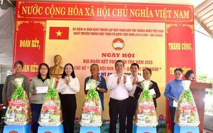 Phó Bí thư Thành ủy TP HCM Nguyễn Phước Lộc 
dự Ngày hội Đại đoàn kết xã Phước Hải
