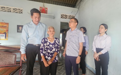 Cụ bà 74 tuổi ở phường Bình Dương nghẹn ngào khi được sửa chữa nhà đã xuống cấp