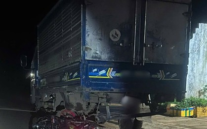 CLIP: Tông vào xe tải đang đậu, 3 người trên xe máy tử vong