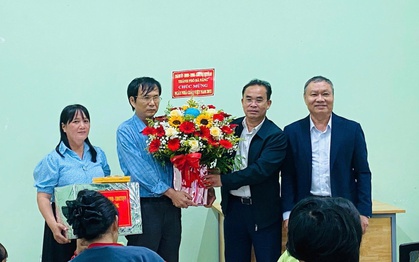 NHỮNG NGƯỜI VẼ LẠI ĐỜI MÌNH (*): Thầy giáo khiếm thị thắp sáng những mảnh đời