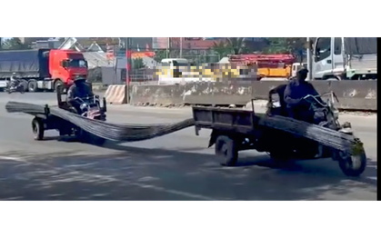 Hình ảnh gây ớn lạnh: 2 xe ba gác cùng chở 1 bó thép dài "đánh đu" trên đường