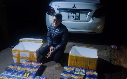 Hai người ra đầu thú sau khi công an bắt quả tang "người vận chuyển" hàng cấm