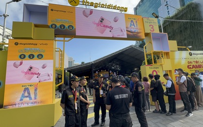 Xếp hàng từ sáng sớm để "săn" điện thoại, laptop giảm giá