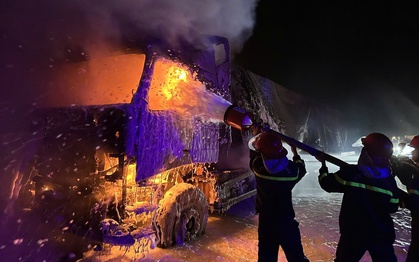 Xe đầu kéo chở 30 tấn viên nén năng lượng bốc cháy trên cao tốc