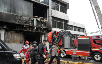 Tòa nhà 7 tầng ở Indonesia bốc cháy nghi do pin nổ, hơn 20 người thiệt mạng