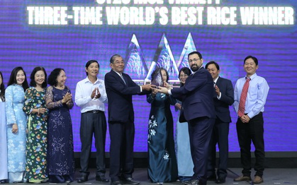 VIDEO: CEO The Rice Trader trực tiếp sang Việt Nam trao cúp cho "cha đẻ" gạo ST25