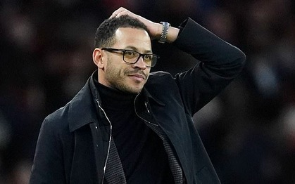 HLV Rosenior dọa “trảm” sao Chelsea sau “mưa thẻ đỏ”