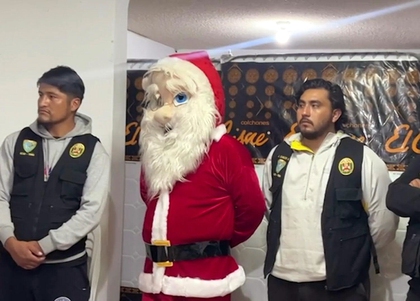 Clip “ông già Noel" cầm búa tạ phá nát cửa, bắt tội phạm ở Peru
