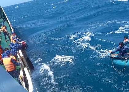CLIP: Cận cảnh giải cứu thuyền viên gặp nạn trên biển