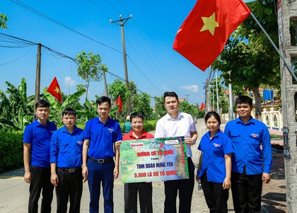 Báo Người Lao Động tặng tuổi trẻ Hưng Yên 5.000 lá cờ Tổ quốc
