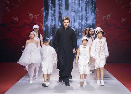 Mẫu nhí Hoàng Long T-B ấn tượng trên sàn catwalk