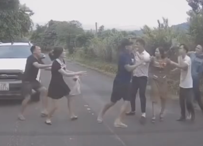 CLIP: Hai nhóm đánh nhau giữa quốc lộ sau va chạm ô tô
