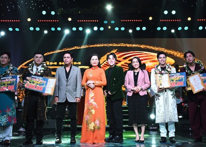 Hoa hậu Nhân ái Đậu Hằng Nga trao giải tại Chung kết Ngôi Sao Nhạc Việt 2025