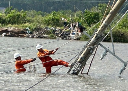 Đã cấp điện trở lại cho hơn 1,19 triệu khách hàng sau bão số 13 Kalmaegi