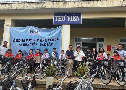 Tạp chí Phụ nữ Mới trao quà cho bà con, học sinh vùng lũ Đắk Lắk