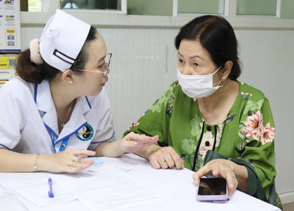 Xuất trình thẻ BHYT muộn khi khám chữa bệnh, quyền lợi có được giải quyết?