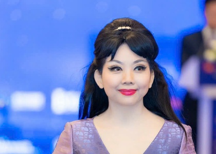 Áo dài NTK Quỳnh Paris xuất hiện trong chương trình "Mùa xuân thống nhất"
