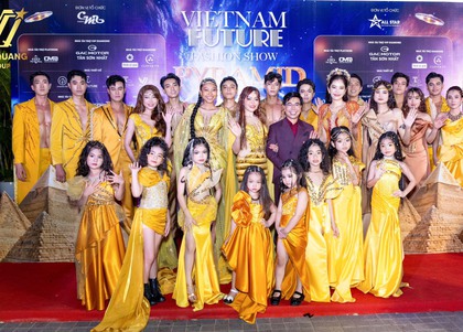 Dàn sao góp mặt trong bộ sưu tập của nhà thiết kế Vinh Quang