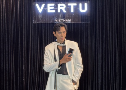 Chiếc Vertu Quantum Flip giá từ 159 triệu đến 2 tỉ đồng có gì?
