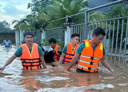 Ngập kinh hoàng ở xã Bình An lúc rạng sáng, nước lên đến thắt lưng