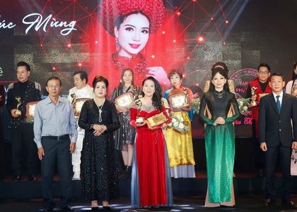 Ca sĩ Ái Lê nhận giải thưởng "Nghệ sĩ có trái tim nhân ái vì cộng đồng" năm 2025