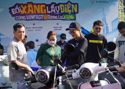 Người dùng TP HCM hào hứng trải nghiệm, quyết định lên đời xe điện VinFast ngay trong ngày