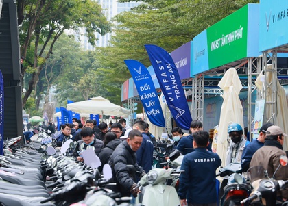 Chuỗi sự kiện Đổi xăng lấy điện: Người dân thủ đô xếp hàng “chốt đơn” xe máy điện VinFast liên tục 