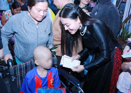 Hoa hậu Dạ Minh Châu biểu diễn nghệ thuật, trao quà cho trẻ mắc bệnh ung thư