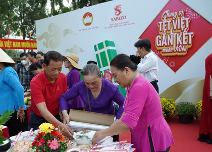 Người dân ba miền đón Tết sớm qua chiến dịch của Sabeco