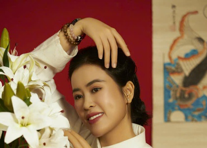 Doanh nhân Nguyễn Thị Ngọc Trinh diện áo dài gửi lời chúc Tết Bính Ngọ