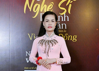 Hoa hậu Nhân ái Đậu Hằng Nga mặc áo dài quảng bá văn hóa Việt