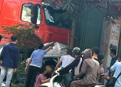 Xe đầu kéo va chạm ô tô con rồi lao lên vỉa hè tông chết người ngồi bên đường