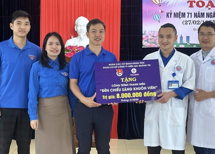 Tuổi trẻ Điện lực Quảng Trị làm công trình chiếu sáng tại Bệnh viện đa khoa Đồng Hới