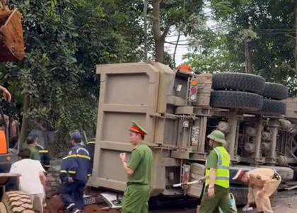 Xe tải chở đất lật đè nát xe ô tô con, xe máy, 2 người tử vong