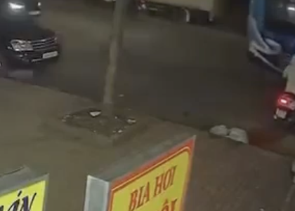 Vụ ô tô lao như tên bắn tông loạt phương tiện ở Hà Nội: Một phụ nữ tử vong