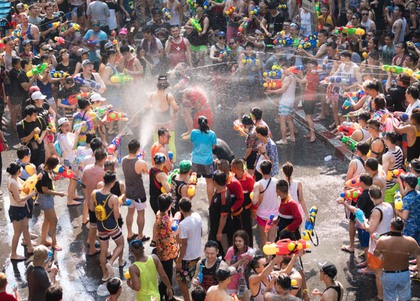 Tưng bừng lễ hội té nước Thái Lan, lễ hội tắm bùn Hàn Quốc