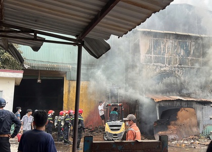 Cháy lớn ở TPHCM, khói đen cuồn cuộn kèm tiếng nổ