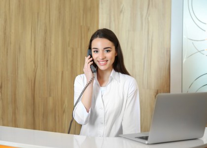 Làm lễ tân có cần ngoại hình không? Yêu cầu thực tế trong công việc