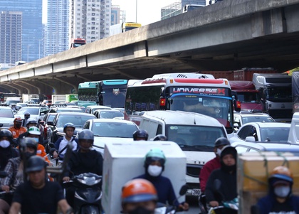 Nhiều tuyến đường ùn ứ kéo dài trước kỳ nghỉ lễ, người dân chật vật rời Hà Nội