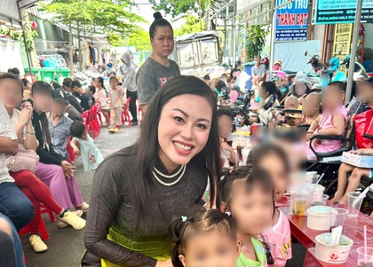 Hoa hậu Dạ Minh Châu gây xúc động khi diện áo dài hát phục vụ các bệnh nhi ung thư
