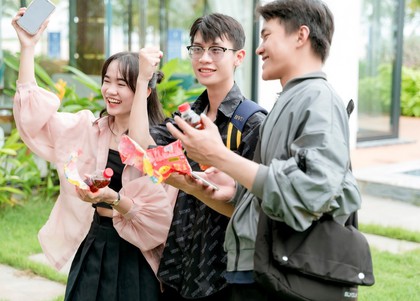 Nắng nóng kéo dài, nhiều người nán lại xé nhãn chai nước sau khi giải khát