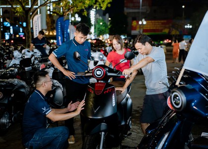 Khách hàng chạy xe máy điện “chill” hơn nhờ chính sách hậu mãi 5 sao và hạ tầng “khủng” của VinFast
