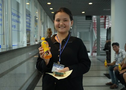 Từ giải thưởng 50 triệu đồng của cô chủ quán trẻ, cả xóm nhỏ miền Tây hào hứng thử vận may mùa hè