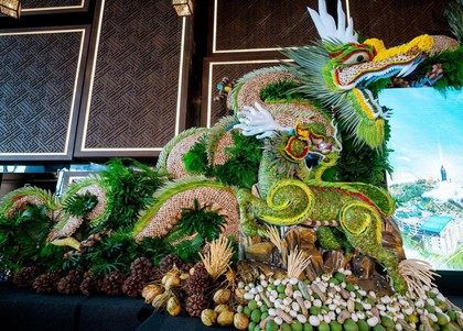 Trổ tài tạo hình trái cây chủ đề Phật giáo, các nghệ nhân khiến khách đến núi Bà Đen ngỡ ngàng