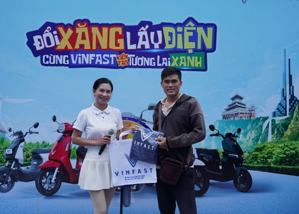 Đổi xăng lấy điện: Khách hàng Vĩnh Long “chốt” xe máy điện VinFast chỉ sau 10 phút lái thử