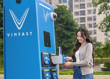 Chạy xe máy điện VinFast: “Cần nhanh đã có tủ đổi pin, cần yên tâm có hậu mãi 5 sao”