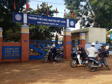 Hiệu trưởng làm rào chắn khu hiệu bộ để "cách ly" với học sinh