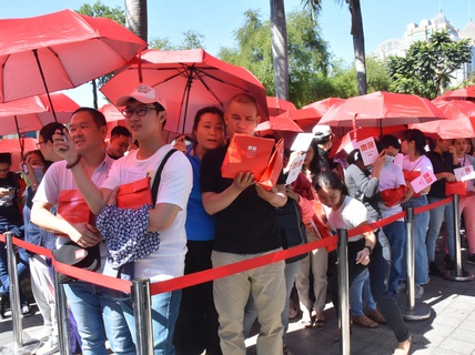 Hàng ngàn người xếp hàng chào đón thương hiệu thời trang của tỉ phú Nhật