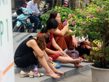 "Tôi chỉ mong thi nhanh kết thúc, nhìn các con học khổ quá!"